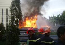 Cháy cả trăm ống nước ở sân vận động